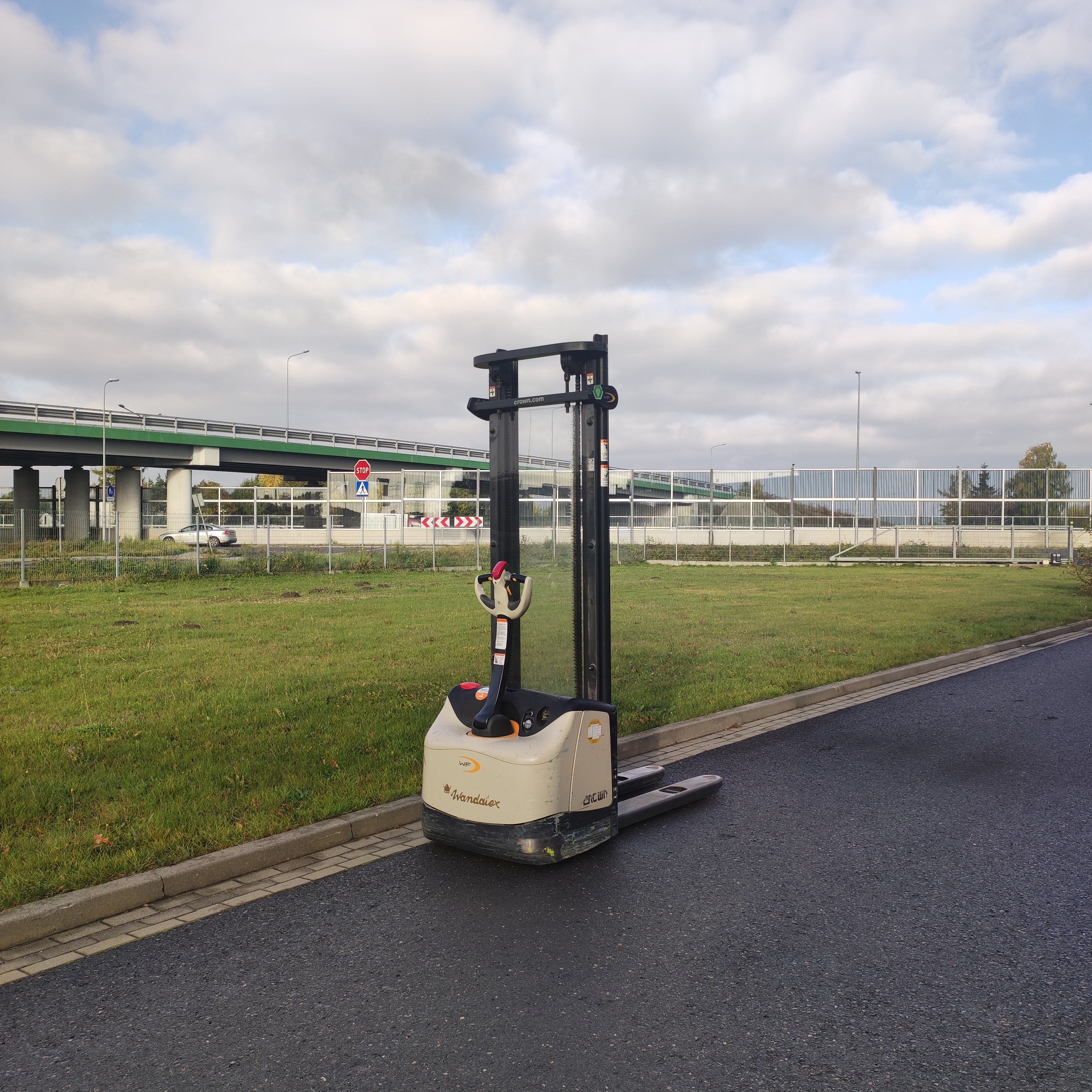 Dostawa do Dostawa wózka widłowego CROWN WF 3000