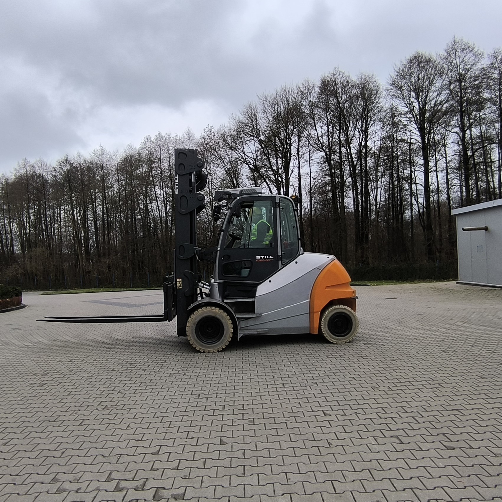 Dostawa do Wynajem krótkoterminowy wózka widłowego STILL RX 60-800 / 900