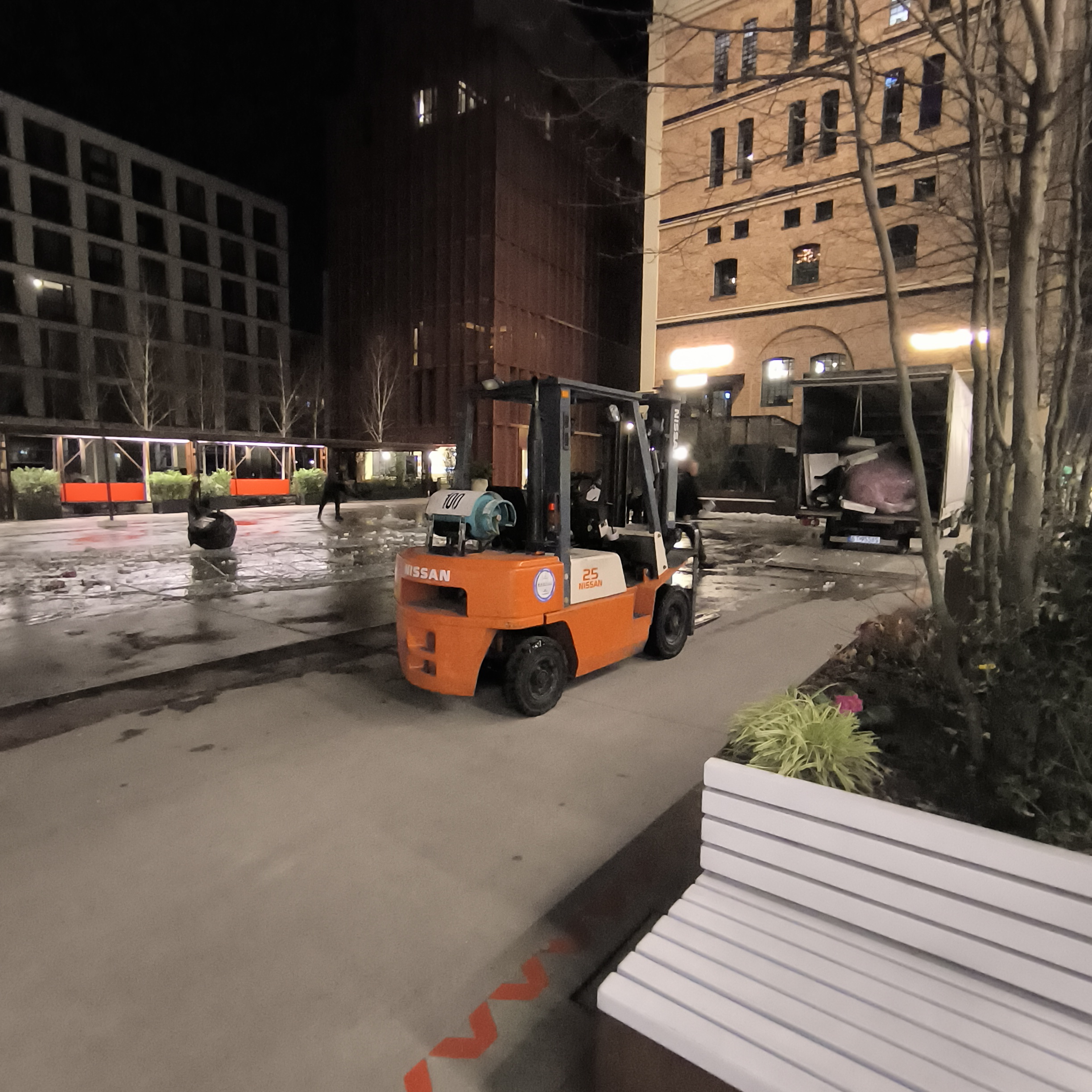 Dostawa do Wynajem wózka widłowego NISSAN UJ02A25PQ Browary Warszawskie