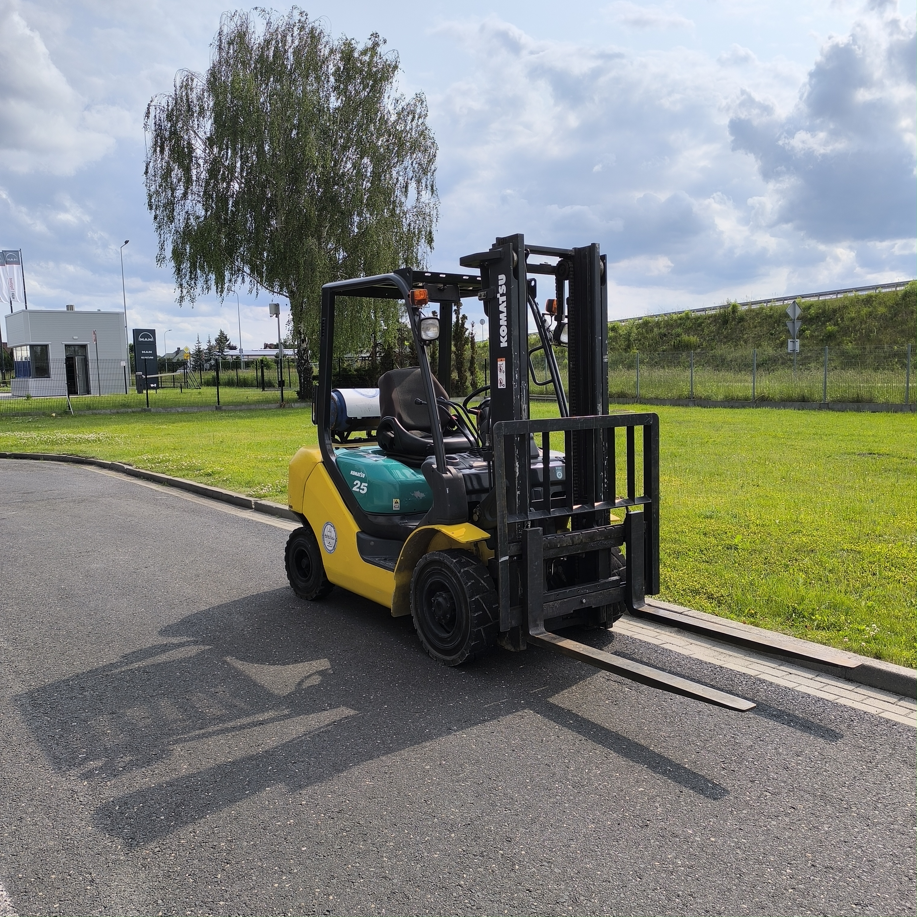 Dostawa do Dostawa używanego wózka widłowego KOMATSU FD25HT-16R