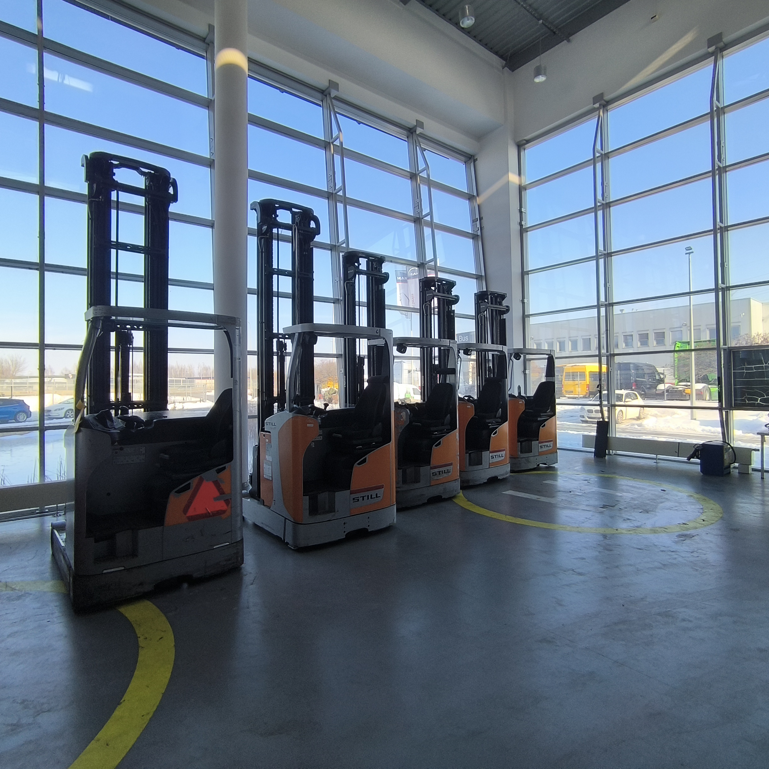 Dostawa do Zakup floty wózków widłowych bocznych typu Reach Truck marki STILL z serii FM-X