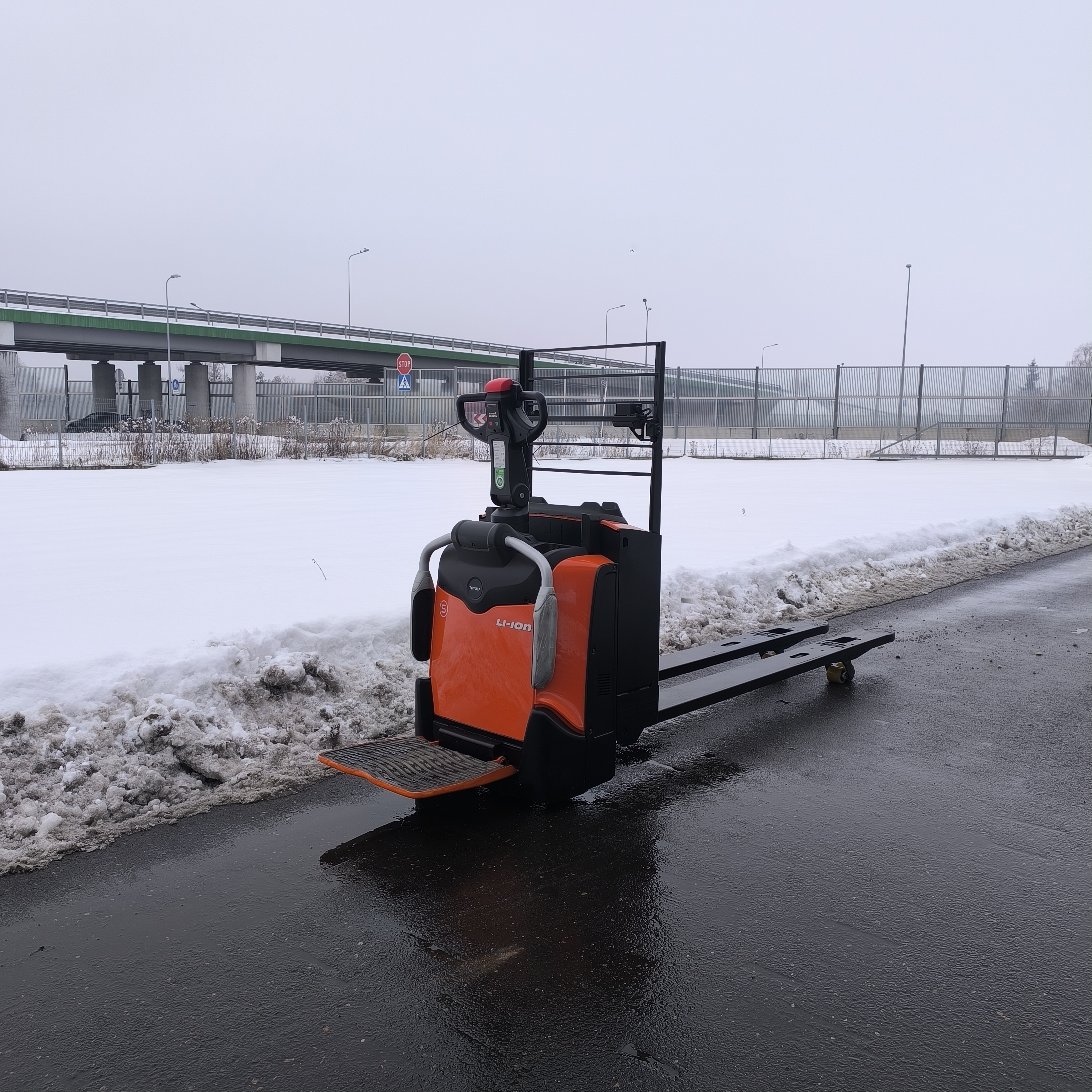 Dostawa do Remont generalny wózka BT LPE 2400 